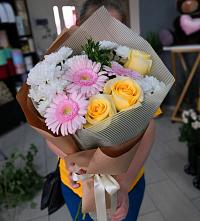 Букет цветов из:  Герберы, Розы и Хризантемы в Комсомольское Чувашия
