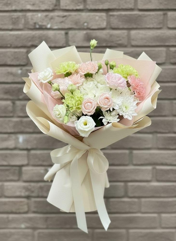 Букет цветов из: Гвоздики, Розы, Лизиантусы и Хризантемы в Комсомольское Чувашия