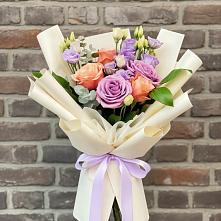 Букет цветов из:  Лизиантусы и Розы в Комсомольское Чувашия