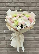 Букет цветов из:  Гвоздики, Розы, Лизиантусы и Хризантемы в Комсомольское Чувашия