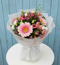 Букет цветов из:  Герберы, Альстромерии и Лизиантусы в Комсомольское Чувашия