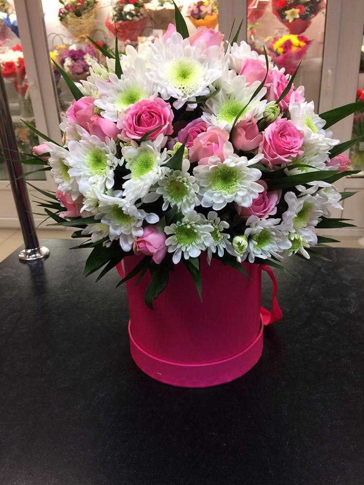 Цветочная композиция из Розы и Хризантемы в шляпной коробке в Комсомольское Чувашия